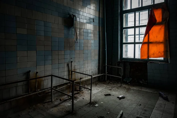 Dentro do antigo Orlovka Asylum para os loucos na região de Voronezh. Hospital psiquiátrico abandonado assustador escuro — Fotografia de Stock