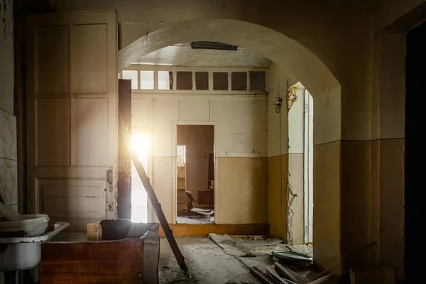 Dentro del antiguo Asilo de Orlovka para los locos en la región de Voronezh. Oscuro espeluznante abandonado hospital mental —  Fotos de Stock