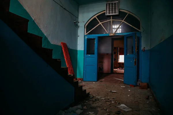 Dentro del antiguo Asilo de Orlovka para los locos en la región de Voronezh. Oscuro espeluznante abandonado hospital mental — Foto de Stock