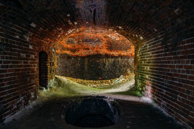 Eski terk edilmiş Alman istihkamında karanlık koridor.