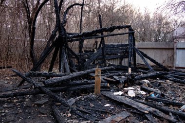 Yangının sonuçları. Tamamen yanmış ahşap bir ev.