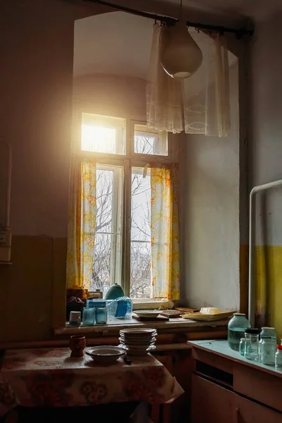 Oscura y asquerosa cocina desordenada en el pobre apartamento de la antigua casa de emergencia —  Fotos de Stock