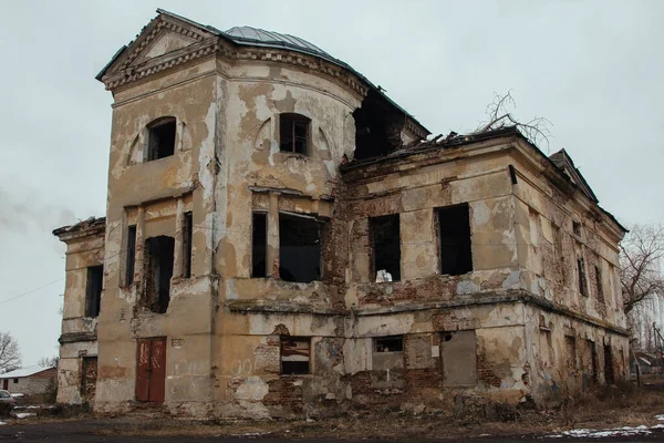 Тёмный и жуткий заброшенный особняк. Горожанка, бывшая усадьба Веневитинова, Воронежская область — стоковое фото