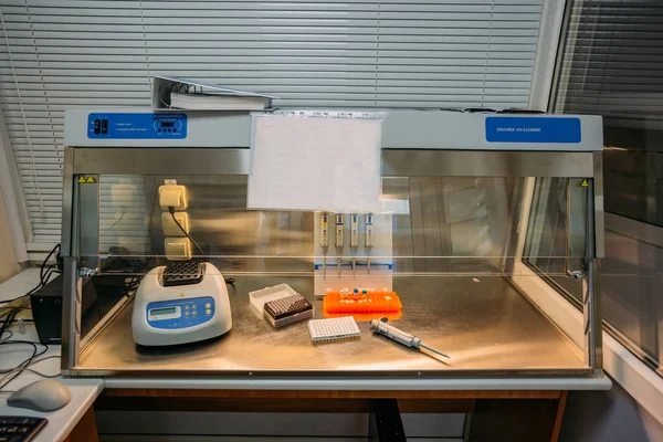 Πλαίσιο Laminar με αναλυτικό εξοπλισμό στο εργαστήριο — Φωτογραφία Αρχείου