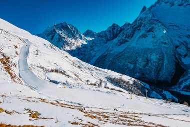 Yüksek dağlarda kayak yamacı. Aşağı kayak merkezi
