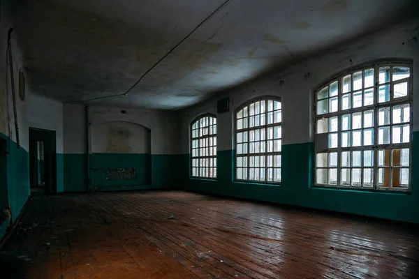 Binnen oude Orlovka Asylum voor de krankzinnigen in Voronezh regio. Donker griezelig verlaten psychiatrisch ziekenhuis — Stockfoto