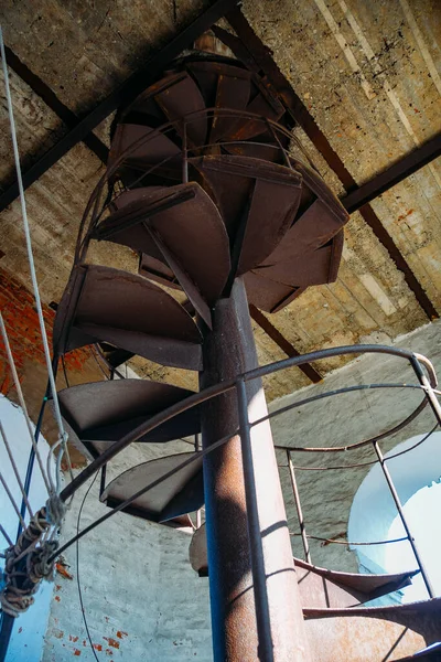 Antigua escalera de caracol oxidada dentro del edificio abandonado — Foto de Stock