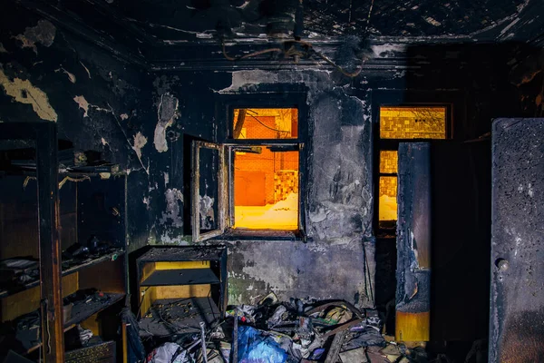 Burnt house interior. Burned furniture, charred walls and ceiling in black soot — Stock Photo, Image