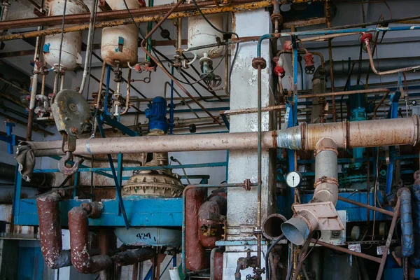 Viejos tanques industriales oxidados conectados por tuberías conectadas con válvulas — Foto de Stock