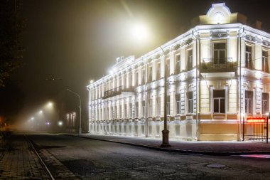 Sisli bir gece sokağı