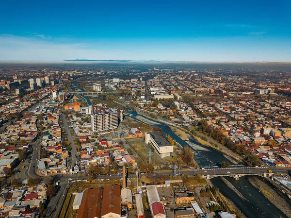 Vladikavkaz, capitale de l'Ossétie du Nord. Panorama du centre-ville historique depuis le vol du drone — Photo