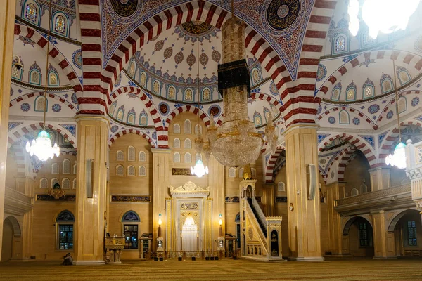 Interior da Mesquita Ahmad Kadyrov Coração da Chechênia, Grozny, Rússia. 3 de novembro de 2019 — Fotografia de Stock