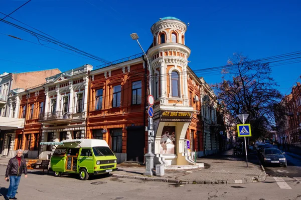 Distrito central de Vladikavkaz. Bela arquitetura de edifícios históricos, Vladikavkaz, Rússia - 4 de novembro de 2019 — Fotografia de Stock