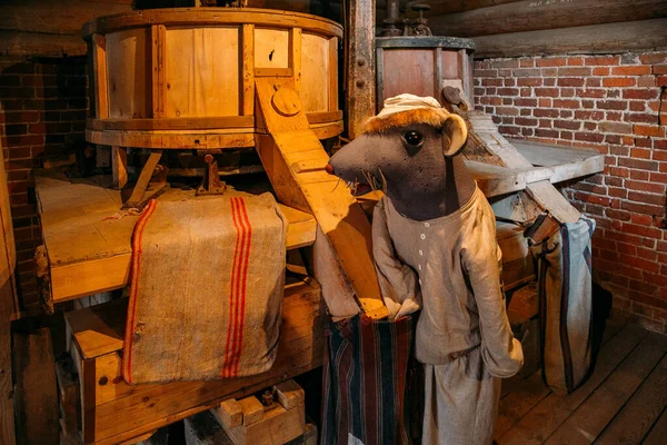 Doll van Muizenmolenaar in oude molen in Myshkin, Rusland — Stockfoto