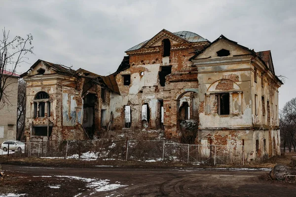 Antigua mansión abandonada en ruinas. Gorozhanka, antigua casa solariega de Venevitinov, región de Voronezh — Foto de Stock