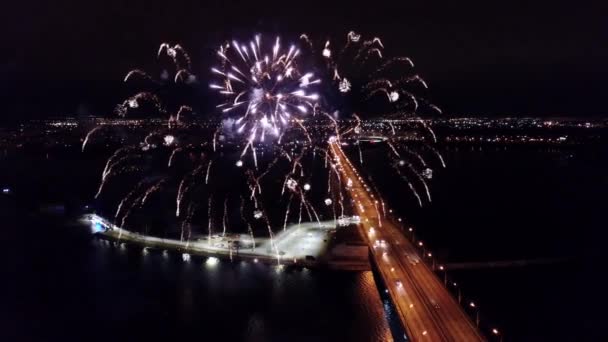 Feu d'artifice au-dessus de Voronej, vue aérienne prise par drone 