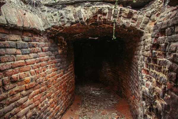 Historische unterirdische Passage aus rotem Backstein unter der Altstadt — Stockfoto