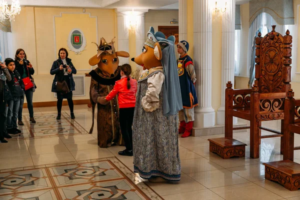 Mouse king and queen. Traditional performance show in Myshkin, Russia, May 2, 2015 — Stock Photo, Image