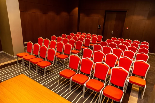 Pequeña sala de presentación vacía lista para la conferencia — Foto de Stock
