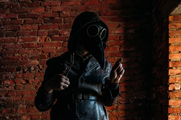 Terrible plague doctor on red brick background. Masked maniac with scalpel and scissors. Halloween and horror — Stock Photo, Image