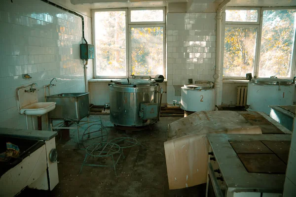 Cocina abandonada y en ruinas de la cantina de fábrica cerrada o restaurante —  Fotos de Stock