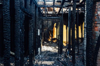 Yanmış bir iç tarafından bir apartman dairesinde yangın. 