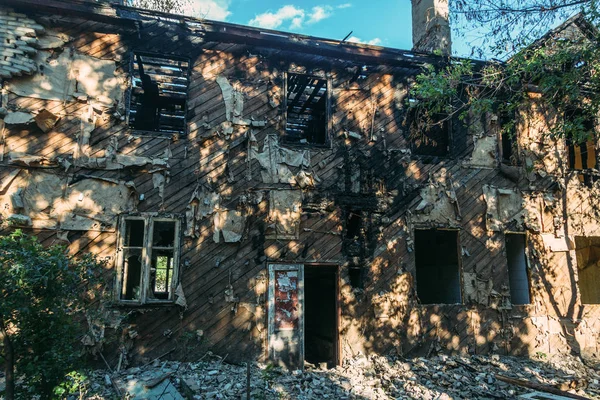 Edificio residencial quemado después de un incendio —  Fotos de Stock