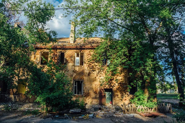 Burnt residential apartment building after a fire — Stock Photo, Image