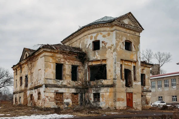 Antigua mansión abandonada en ruinas. Gorozhanka, antigua casa solariega de Venevitinov, región de Voronezh — Foto de Stock