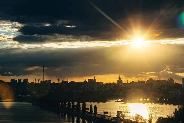 Buonasera Voronezh. Nuvole, tramonto, ponte Chernavsky, serbatoio d'acqua Voronezh, vista aerea — Foto Stock