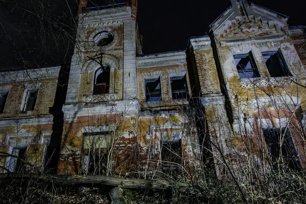 Mörk och läskig gammal övergiven hemsökt herrgård på natten. Före detta Karl von Meck hus — Stockfoto