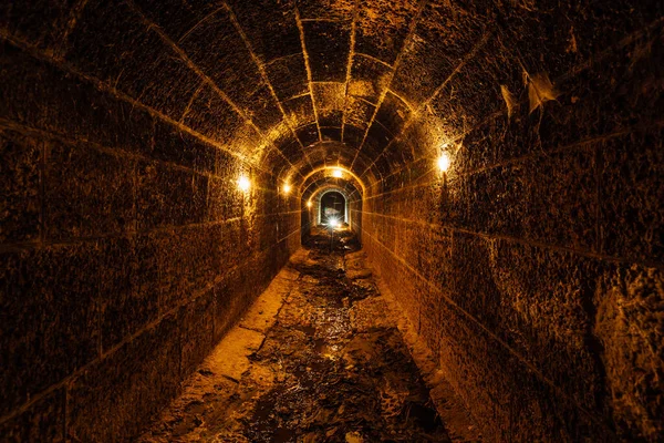 Oscuro Espeluznante Viejo Histórico Abovedado Túnel Drenaje Subterráneo Inundado — Foto de Stock
