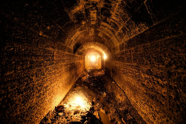 Escuro Assustador Velho Histórico Abobadado Inundado Túnel Drenagem Subterrânea — Fotografia de Stock