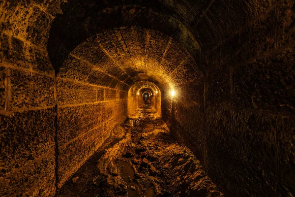 Mörka Och Läskiga Gamla Historiska Välvda Översvämmade Underjordiska Dräneringstunnel — Stockfoto