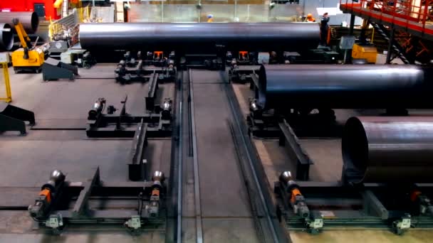 Boru Fabrikası Üretim Hattı Paten Taşıyıcı Üzerinde Ilerleyen Borular — Stok video