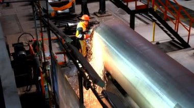 Metal işçi atölyesinde erkek işçi taşlama popo kaynak borusu