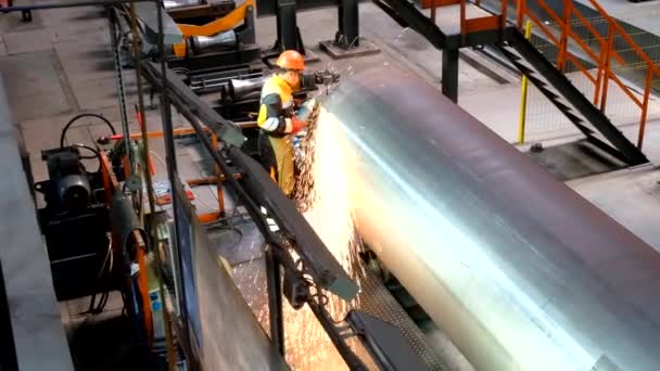 Arbeiter Schleift Schweißrohr Metallwerkstatt — Stockvideo