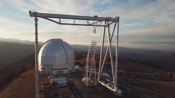 Spezielles astrophysikalisches Observatorium am Abend. Drohnenflug aus der Luft — Stockvideo