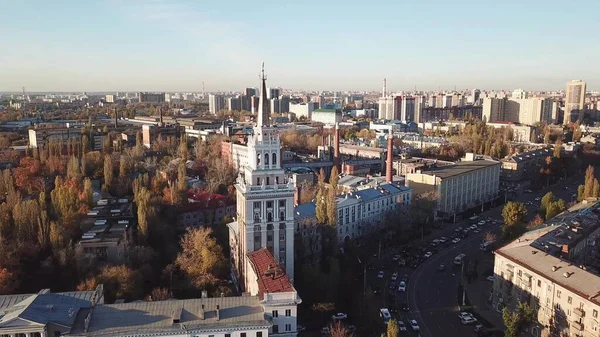 Voo acima de Voronezh. Torre na arquitetura Império estalinista com estrela — Fotografia de Stock