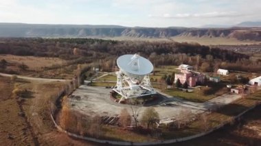 Radyo teleskop uydu anteni, İHA 'dan hava görüntüsü. Radyo Astronomi Gözlemevi Zelenchukskaya, Karachay-Çerkessia, Rusya