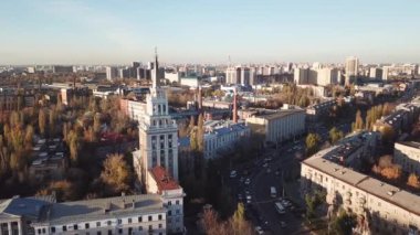 Voronezh üzerinde uçuş. Yıldızlı Stalinist mimari imparatorluğu kulesi