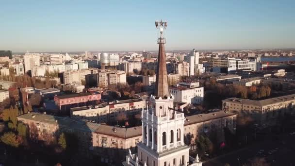 Vlucht boven Voronezh. Toren in de architectuur Stalinistisch rijk met ster — Stockvideo