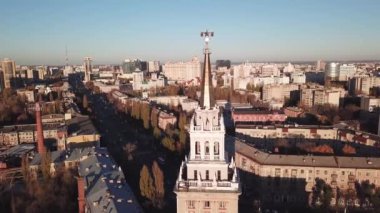Voronezh üzerinde uçuş. Yıldızlı Stalinist mimari imparatorluğu kulesi