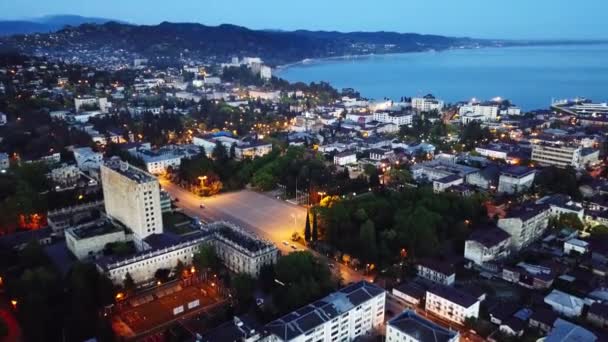 Cidade do resort noturno Sukhum, Abkhazia vista aérea de drone — Vídeo de Stock