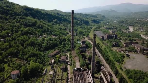 Luchtfoto van verlaten Tkvarcheli thermische elektriciteitscentrale, Abchazië, Georgië — Stockvideo