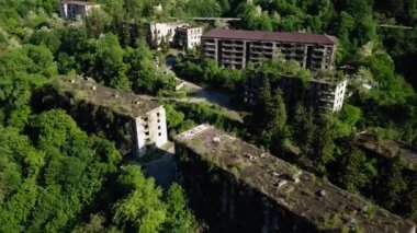 Kayıp büyüyen madencilik hayalet kasaba Akarmara, Abhazya savaş sonuçları, drone hava görünümü harap