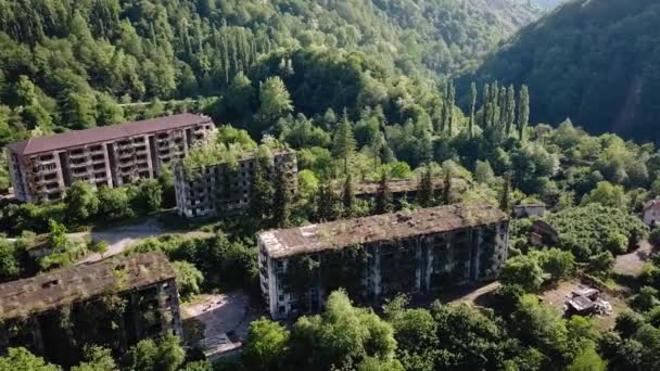 Ruinat pierdut oraș fantomă minieră exagerat Akarmara, consecințele războiului din Abhazia, vedere aeriană de la drone — Videoclip de stoc