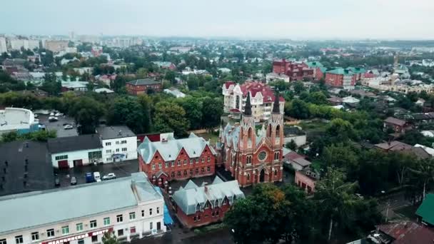 Chiesa Cattolica Romana dell'Esaltazione della Santa Croce a Tambov, Russia, veduta aerea — Video Stock