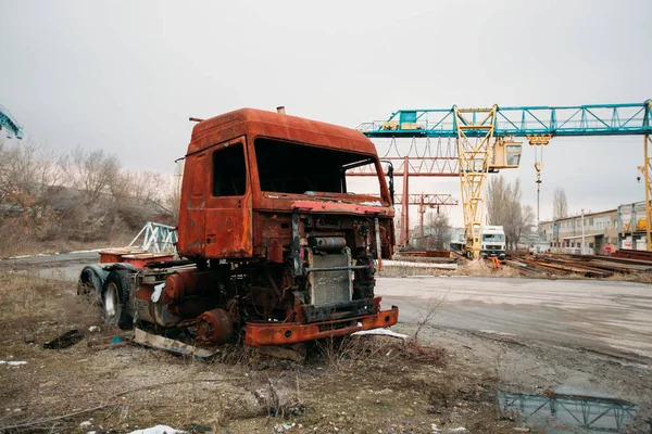 废弃工业区的生锈卡车 — 图库照片