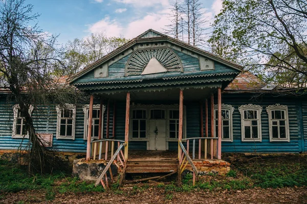 Ancienne Maison Rurale Russe Abandonnée Avec Des Cadres Fenêtre Sculptés — Photo